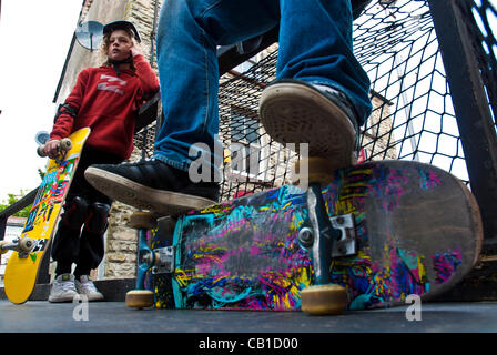 Bridgend Mash up Street Festival 19. Mai 2012 skateboarding live bands mit bunten Menschen alle genießen eine lustige Familientag Stockfoto