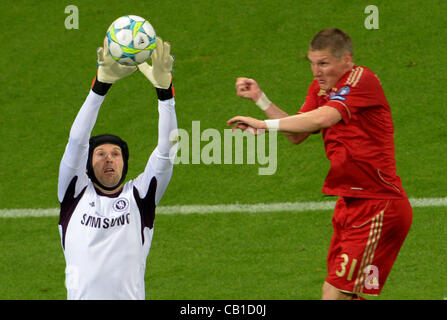 19.05.2012. München, Deutschland. Münchner Bastian Schweinsteiger und Chelseas Torhüter Petr Cech Herausforderung für den Ball während der UEFA Champions League Fußball-Finale zwischen FC Bayern München und FC Chelsea Fußball-Arena Munichin München, Deutschland, 19. Mai 2012. Stockfoto