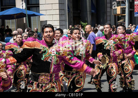 New York, USA. 19. Mai 2012. Die Tanz-Parade präsentiert fast 80 verschiedene Genres und Kulturen. Die Caporales "San Simon" Tänzer in bolivianischen Trachten. Stockfoto