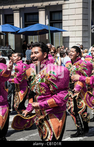 New York, USA. 19. Mai 2012. Die Tanz-Parade präsentiert fast 80 verschiedene Genres und Kulturen. Die Caporales "San Simon" Tänzer in bolivianischen Trachten. Stockfoto