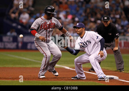 19. Mai 2012 - St. Petersburg, FL, USA - SP 353233 FOUN RAYS 6.EDMUND D. Brunnen | Zeiten. (18.05.2012 St.Petersburg) Atlanta Braves dritte Baseman geht Juan Francisco zurück zur ersten Base auf eine Rückgabe Versuch durch Strahlen erster Basisspieler Carlos Pena im zweiten Inning. Die Tampa Bay Rays spielte die Atlanta Stockfoto