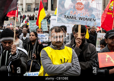 London, Vereinigtes Königreich, 19.05.2012. Tamil Demonstranten halten eine Minute Stille während einer Kundgebung wo Tamilen fordern Gerechtigkeit für die vielen Menschen starben bei angeblichen Kriegsverbrechen während des Bürgerkriegs im Jahr 2009 Stockfoto