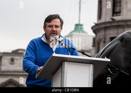 London, Vereinigtes Königreich, 19.05.2012. Barry Gardiner, Arbeits-Wartungstafel für Brent North, Adressierung, die Tamil-Rallye zur Unterstützung ihrer Forderungen an die Verantwortlichen für Kriegsverbrechen vor Gericht zu bringen. Stockfoto