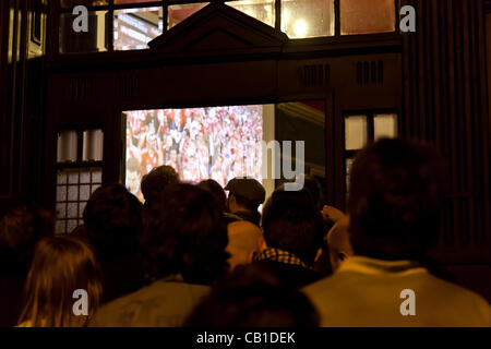 London, UK. 19. Mai 2012 beobachtete Fans der deutschen Mannschaft das Finale eines der größten Fußball-Wettbewerbe in Europa in einer deutschen Kneipe im Süden von London. Sie wurden von Chelsea im Elfmeterschießen geschlagen. Stockfoto