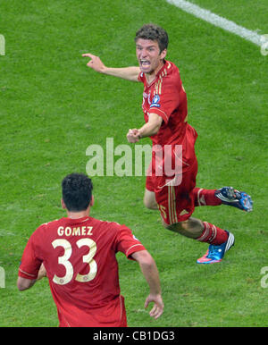 19.05.2012. München, Deutschland.  Münchens Thomas Mueller (oben) feiert mit seinem Teamkollegen Mario Gomez nach erzielte das Tor zum 1: 0 in der UEFA Champions League Fußball Finale zwischen FC Bayern München und FC Chelsea an der Fußball Arena München in München, 19. Mai 2012. Stockfoto