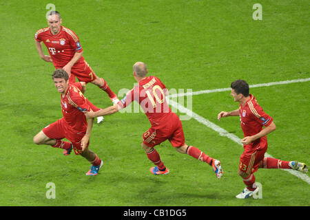 19.05.2012. München, Deutschland.  Der Münchner Thomas Müller (L) feiert mit Franck Ribery (oben) und Arjen Robben (C) nach seinem Tor zum 1: 0 in der UEFA Champions League Fußball Finale zwischen FC Bayern München und FC Chelsea an der Fußball Arena München in München, 19. Mai 2012. Stockfoto