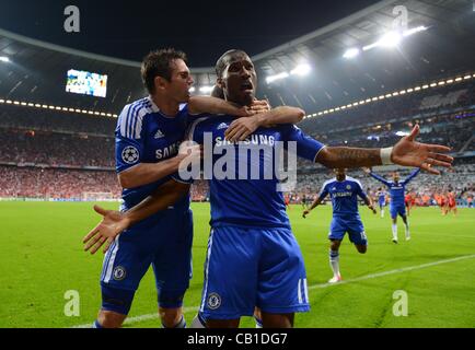 19.05.2012. München, Deutschland.  Chelseas Didier Drogba (R) feiert mit Frank Lampard (L) nach erzielte das Tor für 1-1 während der UEFA Champions League Fußball-Finale zwischen FC Bayern München und FC Chelsea an der Fußball Arena München in München, 19. Mai 2012. Stockfoto