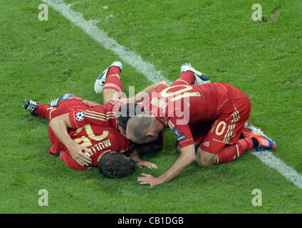 19.05.2012. München, Deutschland.  Münchens Thomas Mueller (L-R) feiert mit seinem Teamkollegen Mario Gomez und Arjen Robben nach seinem Tor zum 1: 0 in der UEFA Champions League Fußball Finale zwischen FC Bayern München und FC Chelsea an der Fußball Arena München in München, 19. Mai 2012. Stockfoto