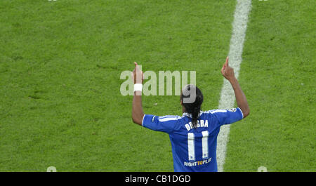 19.05.2012. München, Deutschland.  Chelseas Didier Drogba feiert nach der 1: 1-Ausgleich während der UEFA Champions League Fußball-Finale zwischen FC Bayern München und FC Chelsea an der Fußball Arena München in München, 19. Mai 2012 erzielte. Stockfoto