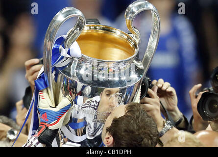 Petr CECH, Chelsea1 Champions League Pokal, Trophaee, Trophäe, Jubel, Freude, Schlagzeuggeschäft, Feiern, Lachen, Jubelt, Freuen, Reisst die Arme Hoch, Ballt sterben Faust FC BAYERN München - FC CHELSEA (3 -4) Lover Fussball Herren UEFA Champions League Finale, Allianz Arena München, 19.05.2012 CL Saison 2011 Stockfoto