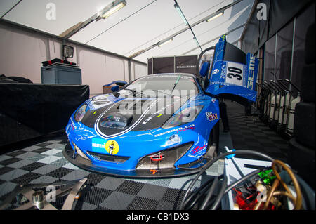 Sascha Bert (GER) / Hendrik Vieths (GER) / Klaus Ludwig (GER) / Nick Heidfeld (SWI) angetrieben #30 SP9 GT3 Gemballa Racing McLaren MP4 - 12C GT3 während der pre-Race Aktivitäten vor dem Nürburgring 24 Stunden Endurance Rennen in der Nähe von Nurburg, Deutschland am 19. Mai 2012. Foto: Matt Jacques Stockfoto