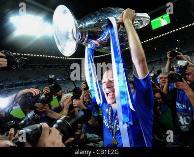 19.05.2012. München, Deutschland. Chelseas John Terry feiert mit der Trophäe nach der UEFA Champions League Fußball Finale zwischen FC Bayern München und FC Chelsea Fußball Arena m in München, 19. Mai 2012. Stockfoto