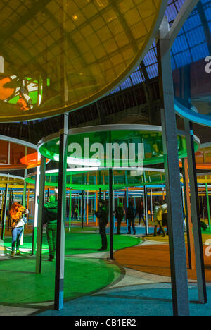 Europäisches Museum Nacht, "Grand Palais", "Monumenta" Kunstausstellung Lichtinstallation von "Daniel Buren', Paris, Frankreich, Stockfoto