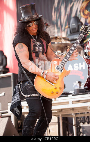 19. Mai 2012 - Columbus, Ohio; USA - Gitarrist SLASH führt live als Teil der 6. jährlichen Rock auf der Range-Musik-Festival, die stattfindet am befindet sich in Columbus Crew Stadium. Copyright 2012 Jason Moore. (Kredit-Bild: © Jason Moore/ZUMAPRESS.com) Stockfoto