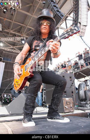 19. Mai 2012 - Columbus, Ohio; USA - Gitarrist SLASH führt live als Teil der 6. jährlichen Rock auf der Range-Musik-Festival, die stattfindet am befindet sich in Columbus Crew Stadium. Copyright 2012 Jason Moore. (Kredit-Bild: © Jason Moore/ZUMAPRESS.com) Stockfoto