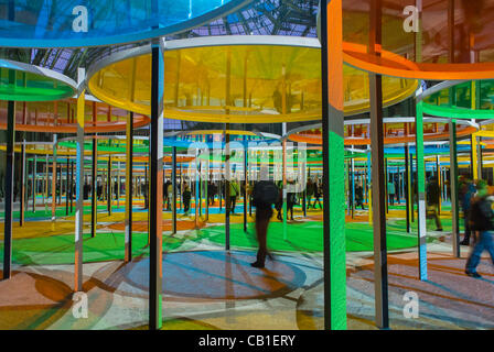 Europäische Museumsnacht, Grand Palais, Innenraum, Monumenta Art Exhibit Lichtinstallation von , 'Daniel Buren', Paris, Frankreich, Frankreich Lichtinstallation Stockfoto