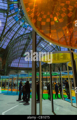 Europäische Museumsnacht, Grand Palais, Innenraum « Monumenta' Kunstausstellung Lichtinstallation von , 'Daniel Buren', Paris, Frankreich, Stockfoto