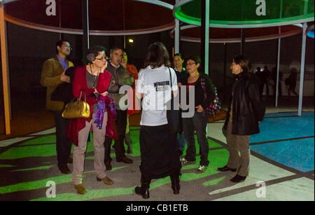 Reiseleiter führt Gruppen, die sich mit einer Gruppe von Touristen unterhalten bei der European Museum Night, 'Grand Palais', 'Monumenta' Art Exhibit Light Installation von , Daniel Buren, Paris, Frankreich, Stockfoto