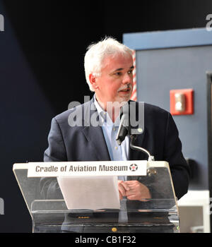 Andy Parton, Executive Director der Wiege von Aviation Museum, während 85. Jubiläum der historischen Solo Lindberghs Flug über Atlantik, auf Samstag, 19. Mai 2012, im Cradle of Aviation Museum, Long Island, New York. Stockfoto