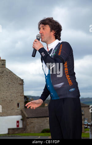 Anthony Hewitt ist der Olympianist er ist Radfahren von Endland zu John O'Groats erklingt in Reeth, Swaledale, auf Samstag, 19. Mai 2012 North Yorkshire, UK Stockfoto