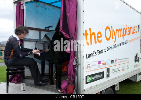 Anthony Hewitt ist der Olympianist er ist Radfahren von Endland zu John O'Groats erklingt in Reeth, Swaledale, auf Samstag, 19. Mai 2012 North Yorkshire, UK Stockfoto