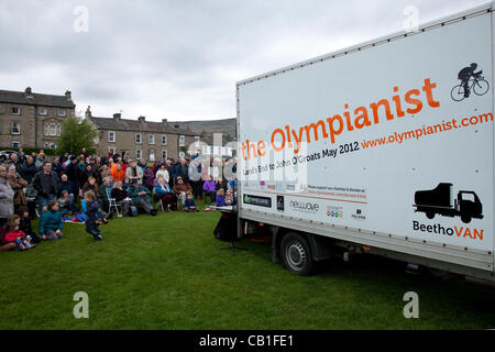 Anthony Hewitt ist der Olympianist er ist Radfahren von Endland zu John O'Groats erklingt in Reeth, Swaledale, auf Samstag, 19. Mai 2012 North Yorkshire, UK Stockfoto