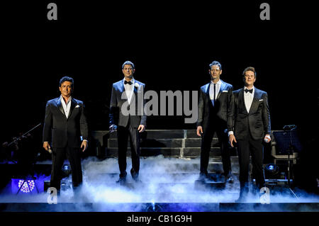 19. Mai 2012 - Toronto, Ontario, Kanada - multinationale operatic pop vocal Gruppe IL DIVO durchzuführen live im Air Canada Centre in Toronto. Im Bild: SEBASTIEN IZAMBARD, CARLOS MARIN, DAVID MILLER und URS Bühler (Credit-Bild: © Igor Vidyashev/ZUMAPRESS.com) Stockfoto