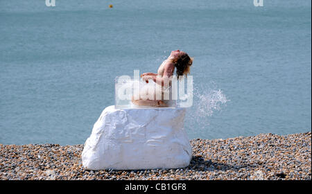 Geneigte Produktionen-Veranstaltung namens Wippe. Zeitgenössischer Tanz, Performance-Kunst und Bewegungstheater durchführen Brighton Festival Stockfoto