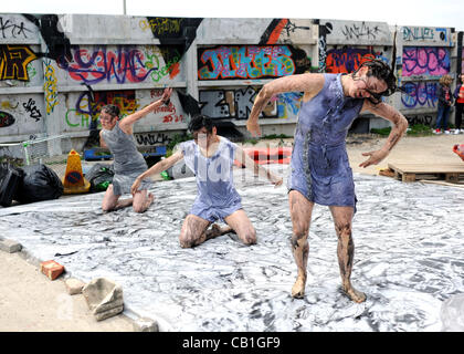 Tilted Productions , Seasaw . Zeitgenössischer Tanz, Darstellungs- und Theateraufführungen fanden am Strand und am umliegenden Meer im Rahmen des Brighton Festival UK statt Stockfoto