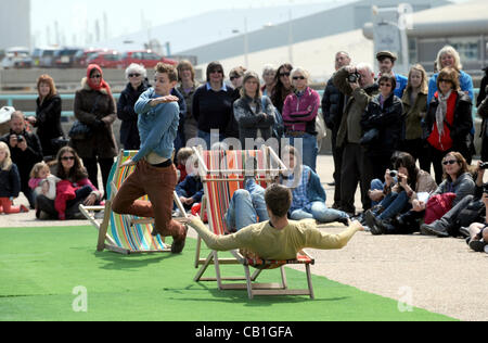 Geneigte Produktionen-Veranstaltung namens Wippe. Zeitgenössischer Tanz, Performance-Kunst und Bewegungstheater fand auf den Strand und das umgebende Meer als Teil von Brighton Festival Stockfoto