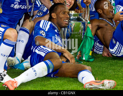 Jubel Chelsea Didier DROGBA, Chelsea11, Mit Champions League Pokal, Trophaee Trophy, Jubel, Freude, Schlagzeuggeschäft, Feiern, Lachen, Jubelt, Freuen, Reisst sterben Arme Hoch, Ballt Die Faust FC BAYERN München - FC CHELSEA (4 - 5) n.Elfmeterschiessen Fussball Herren UEFA Champions League Finale, Allianz Ar Stockfoto