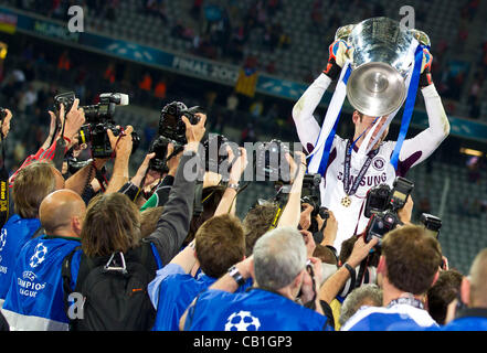 Petr CECH, Chelsea1 Champions League Pokal, Trophaee, Trophäe, Umringt von Medien, Fernsehen, Fotografen, Jubel, Freude, Schlagzeuggeschäft, Feiern, Lachen, Jubelt, Freuen, Reisst sterben Arme Hoch, Ballt Die Faust FC BAYERN München - FC CHELSEA (4 - 5) n.Elfmeterschiessen Fussball Herren UEFA Champions League Stockfoto