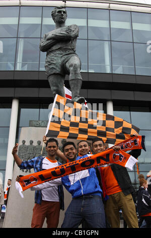 LONDON, ENGLAND - 20.Mai: 2011 / 12 Luton fans vor der Statue Bobby Moore, Kapitän des Englands World Cup Team im Jahre 1966, vor dem Finale zwischen Luton Town FC und York City FC im Wembley-Stadion am 20. Mai 2012 in London, England Blue Square Bet Conference League Förderung zu gewinnen. (Foto: D Stockfoto