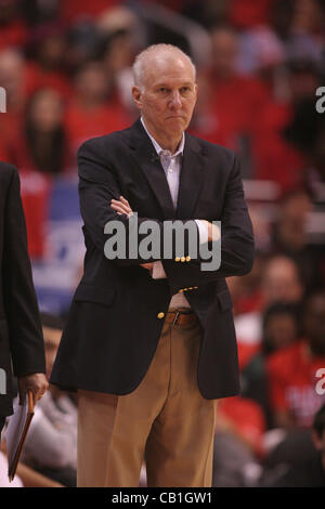 19.05.2012. Staples Center, Los Angeles, Kalifornien.  Gregg Popovich Cheftrainer der Sporen während des Spiels. Die San Antonio Spurs besiegte die Los Angeles Clippers mit dem Endstand von 96-86 in Spiel 3 der NBA Playoffs im Staples Center in der Innenstadt von Los Angeles CA. Stockfoto