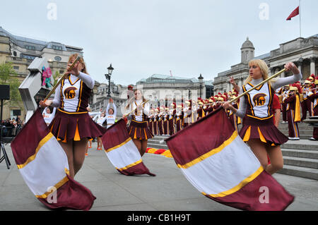 London, UK. 20.05.2012. University of Southern California (USC), Trojans Football Team Marching Band führen Sie vor der National Gallery, Flagge Fahnenschwinger und jubeln Führer Tanz vor der Band. Stockfoto