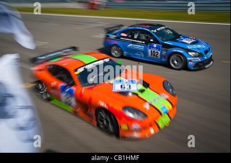 Matteo Cressoni (ITA) / Michael Simpson (GBR) / Alessandro Bonacini (ITA) / Tiziano Cappelletti (ITA) fahren die #63 SP10 GT4 Nova Rennen Ginetta GT4 und Tobias Haider (GER) / Michael Rebhahn (GER) / Robert Senkyr (CZE) #102 fahren BMW M3 GT4 überqueren der Ziellinie Gegend während der 40th Anniversar Stockfoto