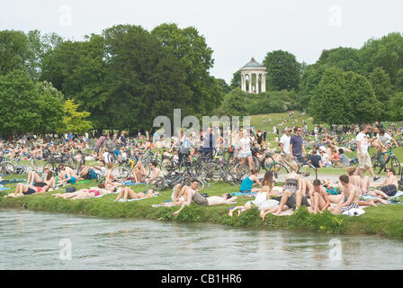 München, Deutschland. 20.05.2012. Nach dem Champions-League-Finale, Chelsea und Bayern München Fans im englischen Garten entspannen. Stockfoto