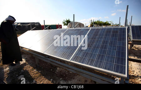 20. Mai 2012 - prüft Hebron, Westjordanland, Palästinensische Autonomiegebiete - palästinensischen Mohammed Nawaj'a das Projekt zur alternativen Energiegewinnung in seinem eigenen Land, in der Nähe von jüdischen Siedlung von Susiya, im südlichen Hebron Khirbet Susiya, im Westjordanland am 20. Mai 2012. Dieses Projekt wurde unterstützt von internationa Stockfoto