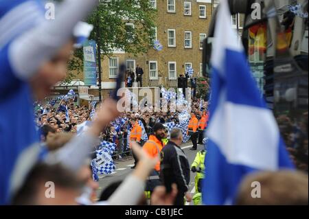 20.05.2012 Chelsea London, England. Champions League Cup Gewinner Parade auf die traditionelle Cabrio-Bus an der Stamford Bridge Ground. Bild zeigt die Corwded Chelsea Straßen Stockfoto