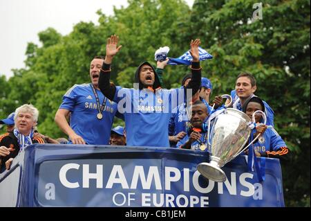 20.05.2012 Chelsea London, England. Champions League Cup Gewinner Parade auf die traditionelle Cabrio-Bus an der Stamford Bridge Ground. Terry, Bosingwa, Lampard und Kalou mit dem cup Stockfoto