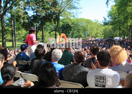 Marjorie J Hill, CEO von GMHC spricht bei der Eröffnungsfeier des 27. jährlichen AIDS Walk New York, der weltweit größten HIV/AIDS fundraising Event, Central Park, New York City, USA am Sonntag, 20. Mai 2012. Stockfoto