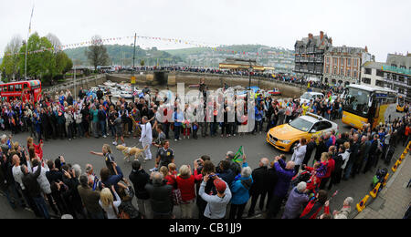 Dartmouth, Großbritannien. 20.05.12. Olympische Fackel Relais Olympische Fackelträger Barrie Goodfellow mit seinem Blindenhund Marshall trägt die Olympische Fackel "Boot schwimmen" Hafenrundfahrt in Dartmouth, Devon, wie riesige Menschenmengen versammeln, um zu sehen.  Foto © Andrew Lloyd Stockfoto