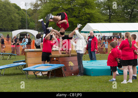 Sonntag, 20. Mai 2012, Witton Country Park, Blackburn England. Die jungen Leute von der Fleetwood Grundlage Bulldogs Gymnastik anzeigen Team Display ihre Beweglichkeit im Ehrenring der Landschaft Experience Day inszeniert von Royal Lancashire landwirtschaftliche Gesellschaft (RLAS). Stockfoto