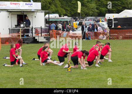 Sonntag, 20. Mai 2012, Witton Country Park, Blackburn England. Die jungen Leute von der Fleetwood basierend Bulldogs Gymnastik anzeigen Team vorbereiten, um ihre Beweglichkeit im Ehrenring der Landschaft Experience Day inszeniert von Royal Lancashire landwirtschaftliche Gesellschaft (RLAS) anzuzeigen. Stockfoto