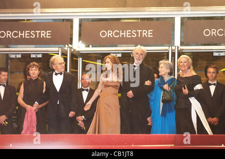 20. Mai 2012 - Cannes, Frankreich - CANNES, Frankreich - Mai 20: Besuchen Sie (L-R) Gast, Jean-Louis Trintignant, Isabelle Huppert, Regisseur Michael Haneke, Emmanuelle Riva und Susanne Haneke die "Amour" Premiere während der 65. jährlichen Cannes Film Festival im Palais des Festivals im 20. Mai 2012 in Cannes, Franken Stockfoto