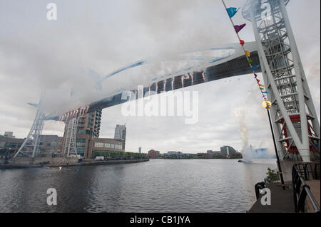 Manchester begrüßt die Olympische Fackel in das Vereinigte Königreich und signalisiert den Beginn der Veranstaltung in der Nord-West in Salford Quays, 19. Mai 2012. Stockfoto