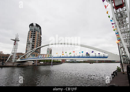 Manchester begrüßt die Olympische Fackel in das Vereinigte Königreich und signalisiert den Beginn der Veranstaltung in der Nord-West in Salford Quays, 19. Mai 2012. Stockfoto