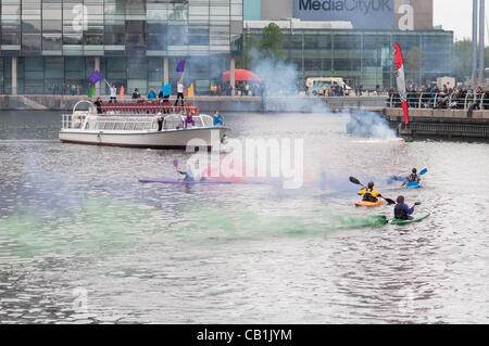 Manchester begrüßt die Olympische Fackel in das Vereinigte Königreich und signalisiert den Beginn der Veranstaltung in der Nord-West in Salford Quays, 19. Mai 2012. Stockfoto