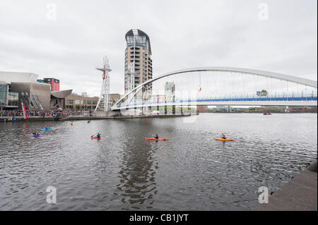 Manchester begrüßt die Olympische Fackel in das Vereinigte Königreich und signalisiert den Beginn der Veranstaltung in der Nord-West in Salford Quays, 19. Mai 2012. Stockfoto