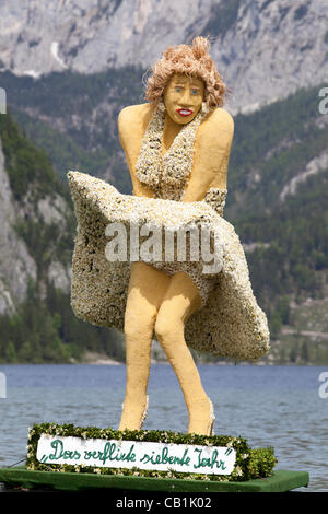 Die Bootsparade mit Narzissen Zahlen auf dem Altausseer See auf dem 53. Narcissus-Festival im Ausseerland, Salzkammergut, Steiermark, Österreich, Sonntag, 20. Mai 2012. Stockfoto